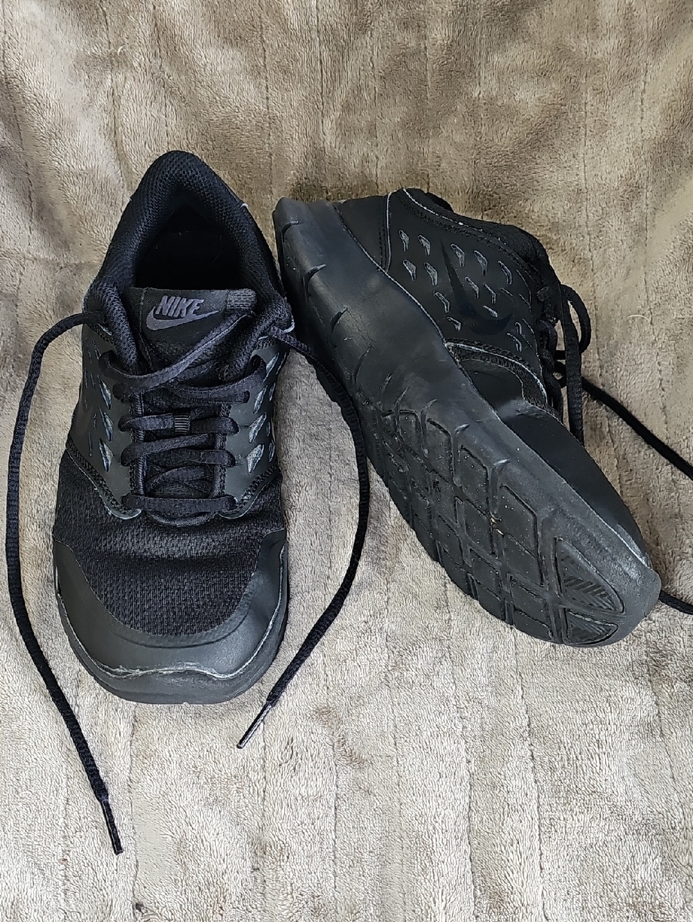 Nike Black Lace-Up Athletic Shoe